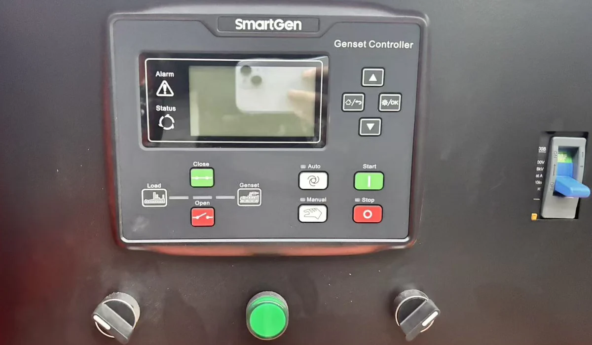 Контроллер SmartGen генератора SG 30 кВт: дисплей, кнопки Auto, Manual, Start и Stop, зелёная кнопка и два ключевых переключателя