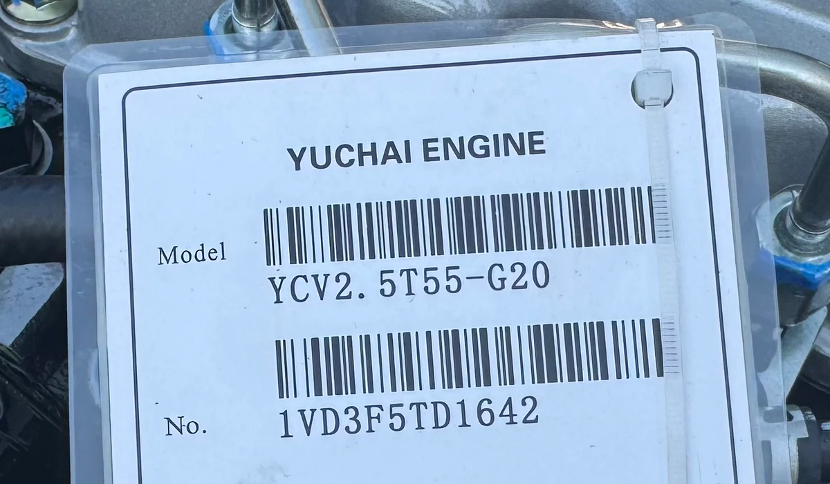 Заводская бирка двигателя Yuchai с моделью YCV2.5T55-G20