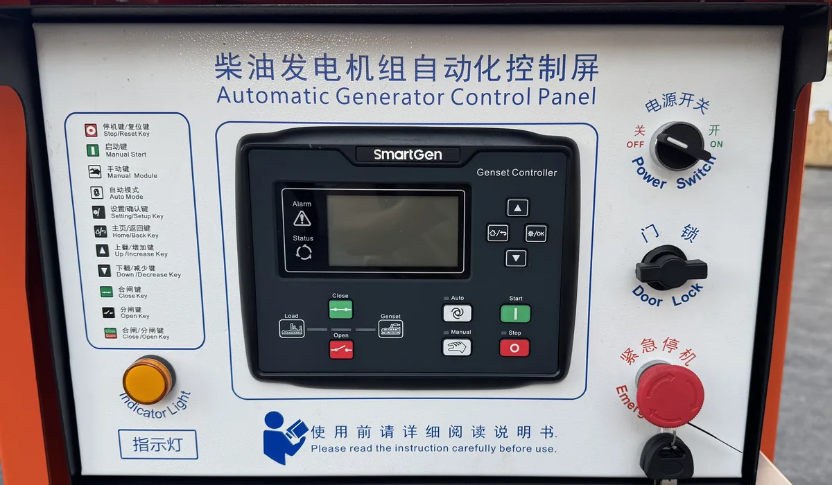 Контроллер SmartGen на автоматической панели управления генератора SG 60 кВт: выключатель питания, замок дверцы, аварийный останов и сигнальная лампа