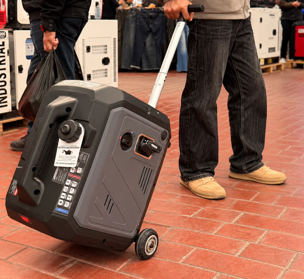 H-C-5500-B на двух колёсах с телескопической ручкой в торговом зале